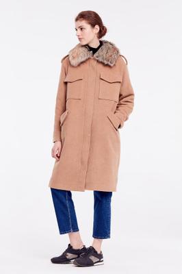 BEIGE COAT WITH FUR COLLARn