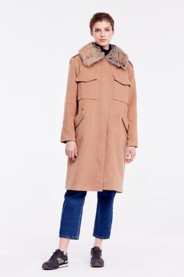 BEIGE COAT WITH FUR COLLARn