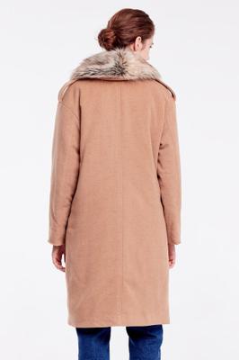 BEIGE COAT WITH FUR COLLARn