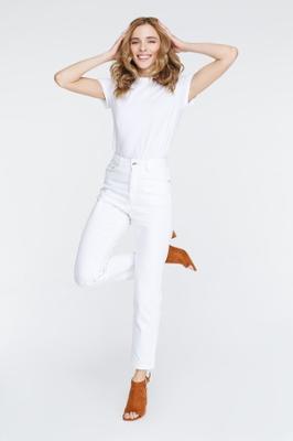 WHITE MOM FIT JEANSn