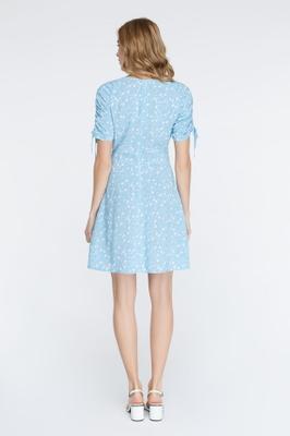 BLUE DRESS WITH AN ASSEMBLY ON THE CHEST AND SLEEVn
