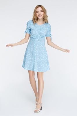 BLUE DRESS WITH AN ASSEMBLY ON THE CHEST AND SLEEVn