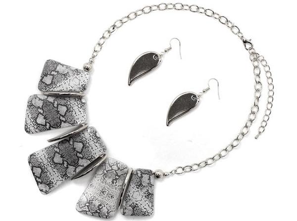 THE UNIQUE STONE NECKLACE SET | SNAKE SKIN PRINT