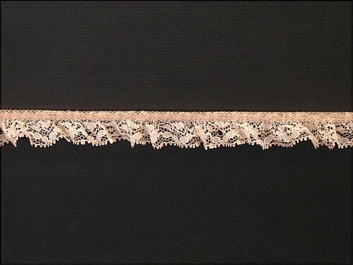 75 inch Single-Gathered Lace, peach (50 yards) 355G peach